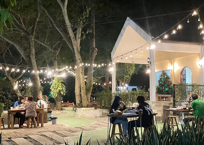 Rain Tree Cafe & Homestay
