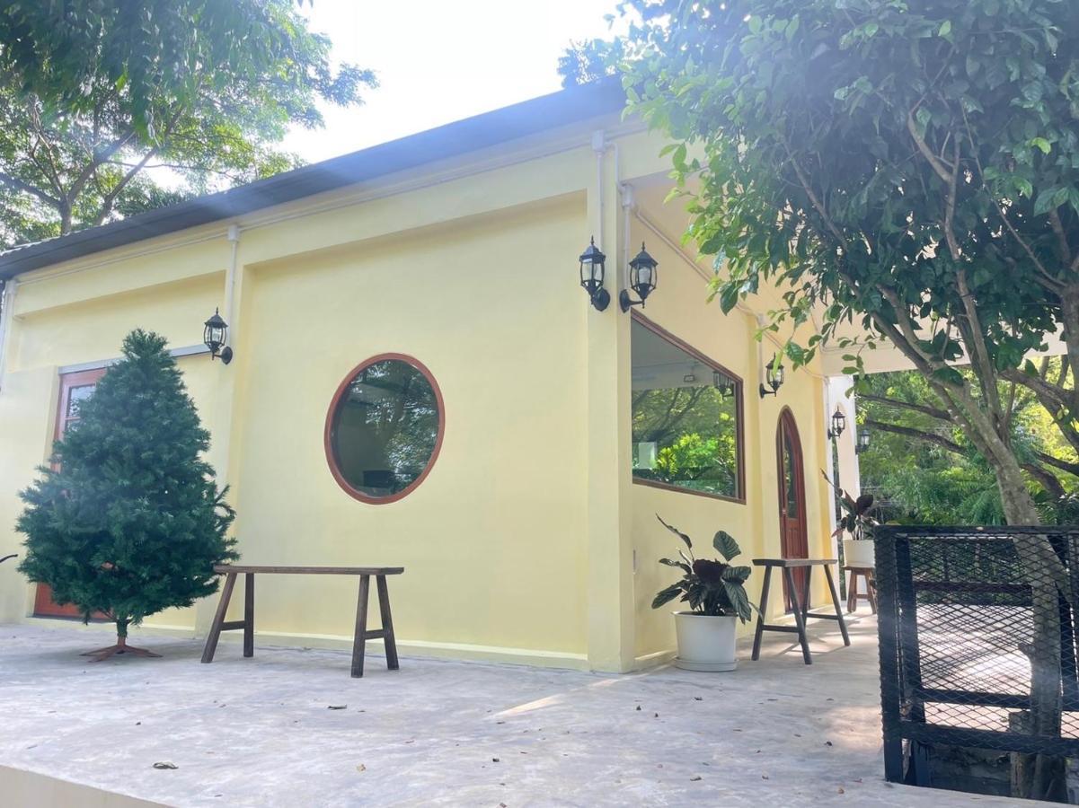 Homestay Rain Tree Cafe & Uthai Thani