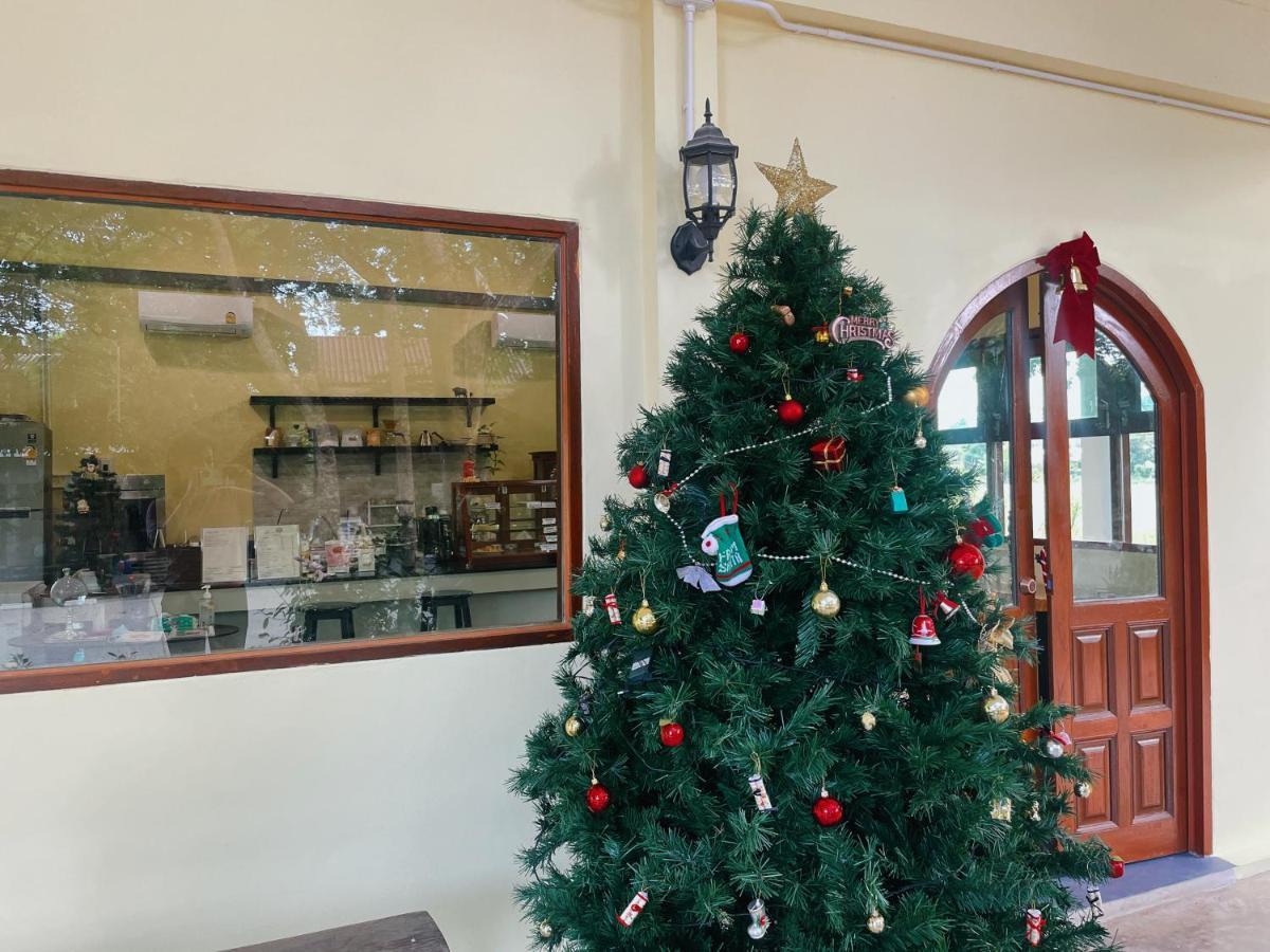 Rain Tree Cafe & * Uthai Thani