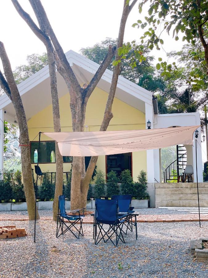 Homestay Rain Tree Cafe & *