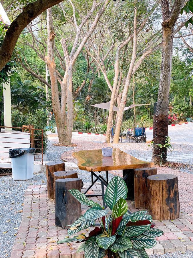 Homestay Rain Tree Cafe & Uthai Thani