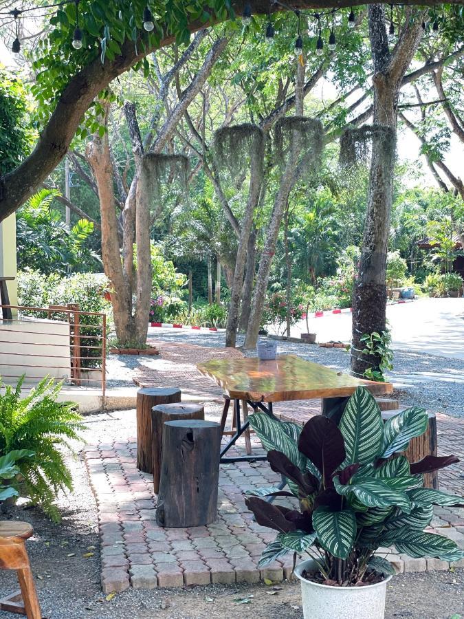 Rain Tree Cafe & *