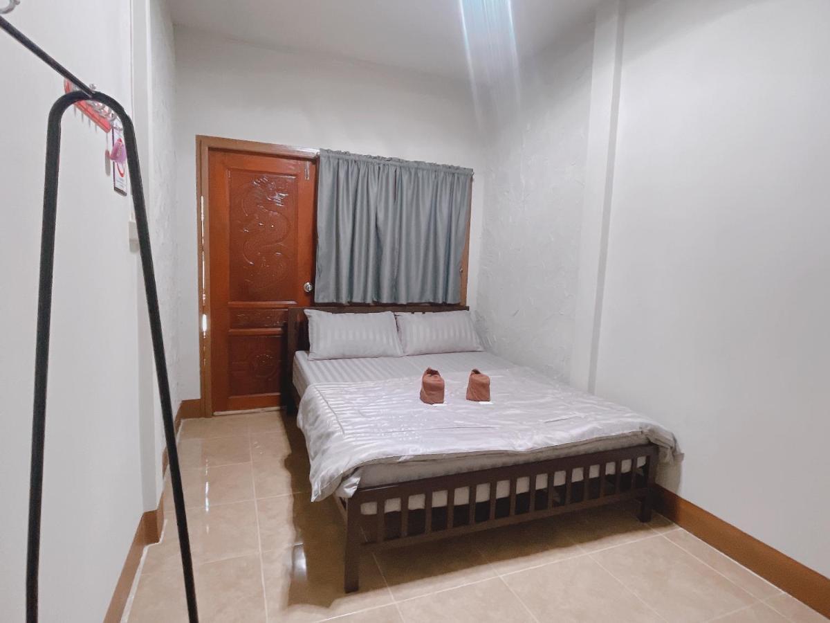 Rain Tree Cafe & Homestay Uthai Thani