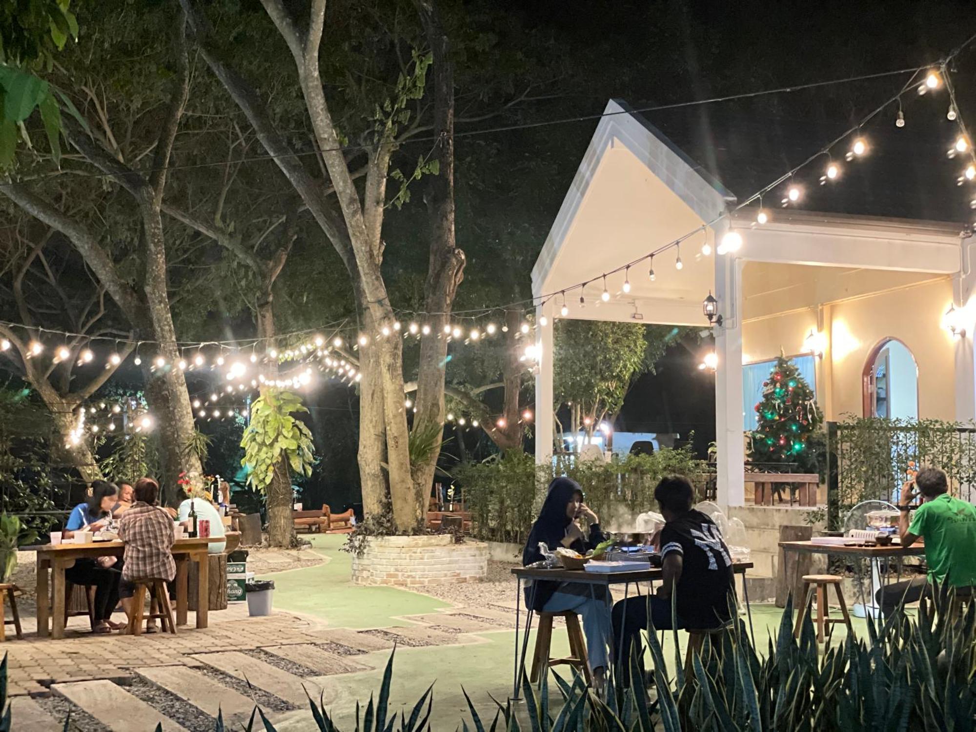 Homestay Rain Tree Cafe & *