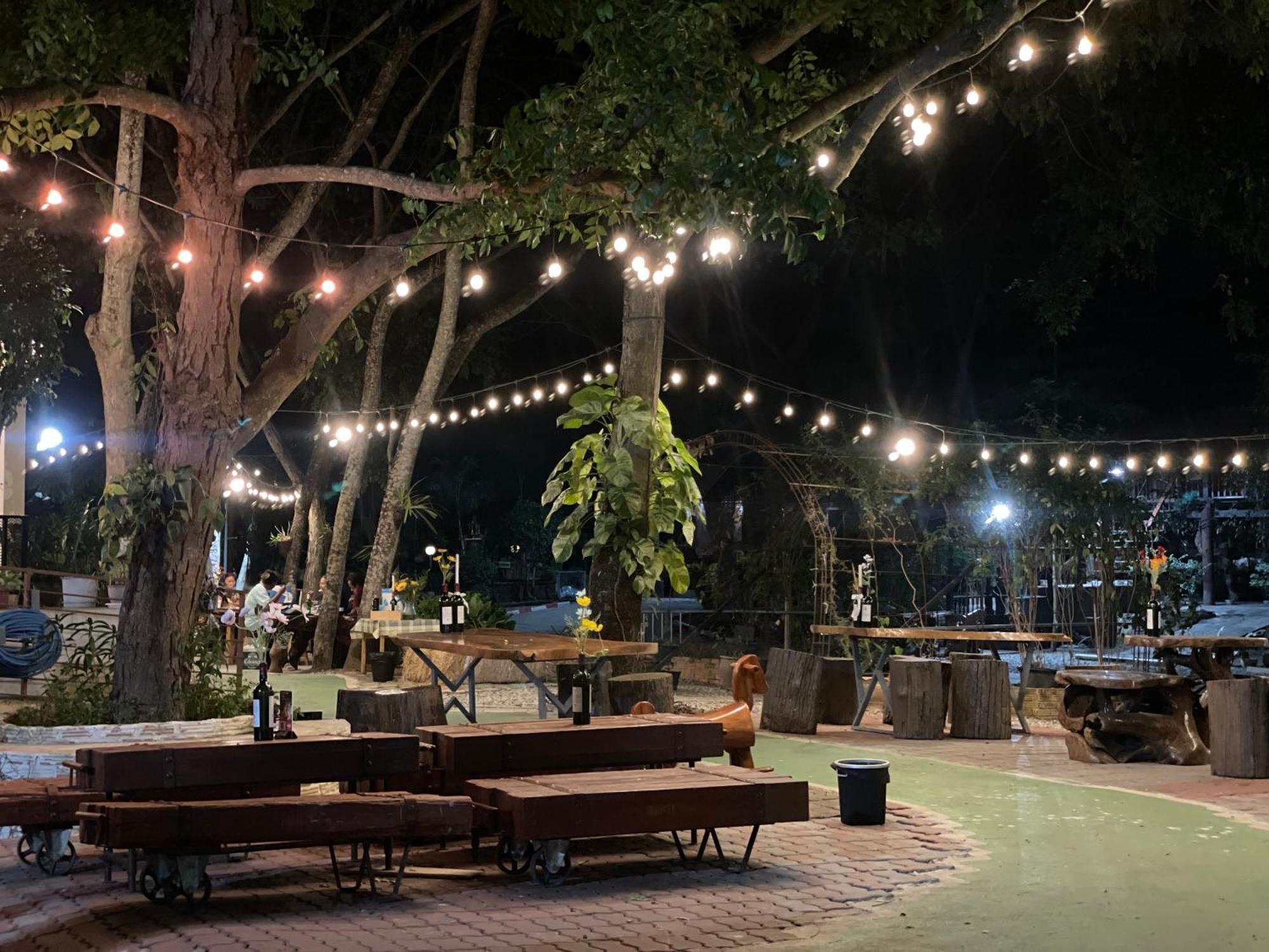 Rain Tree Cafe & Homestay Uthai Thani