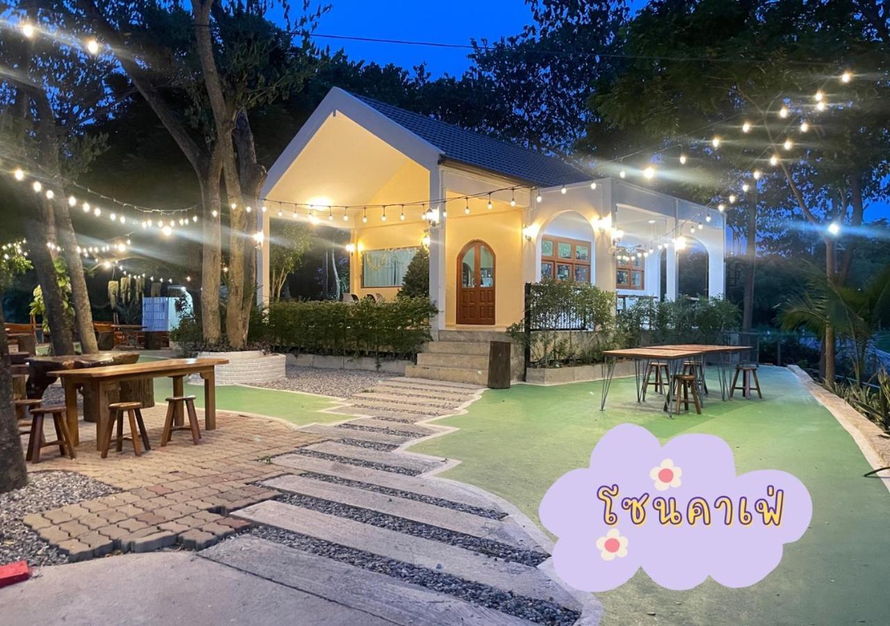 Homestay Rain Tree Cafe & *