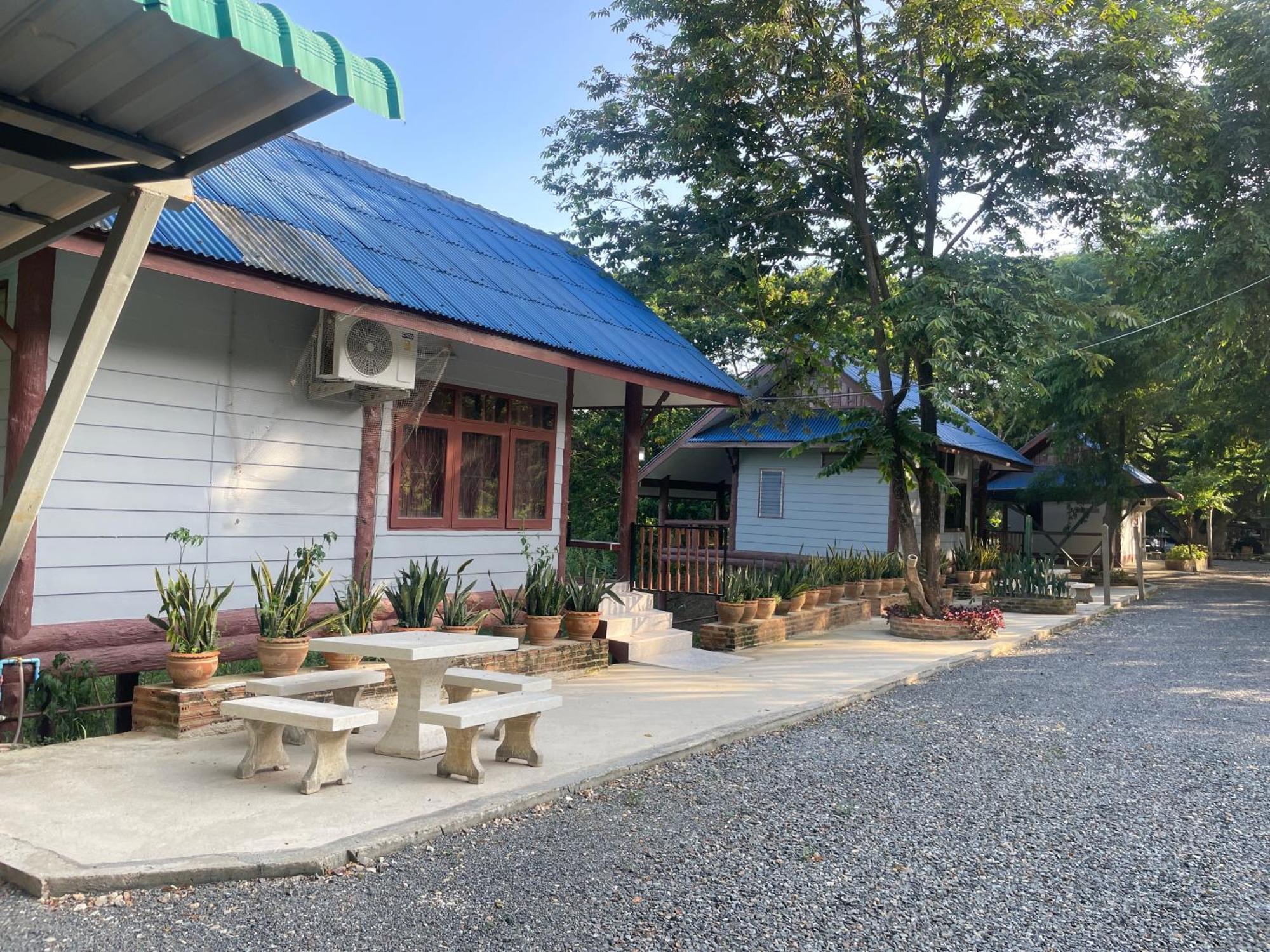 Homestay Rain Tree Cafe & *