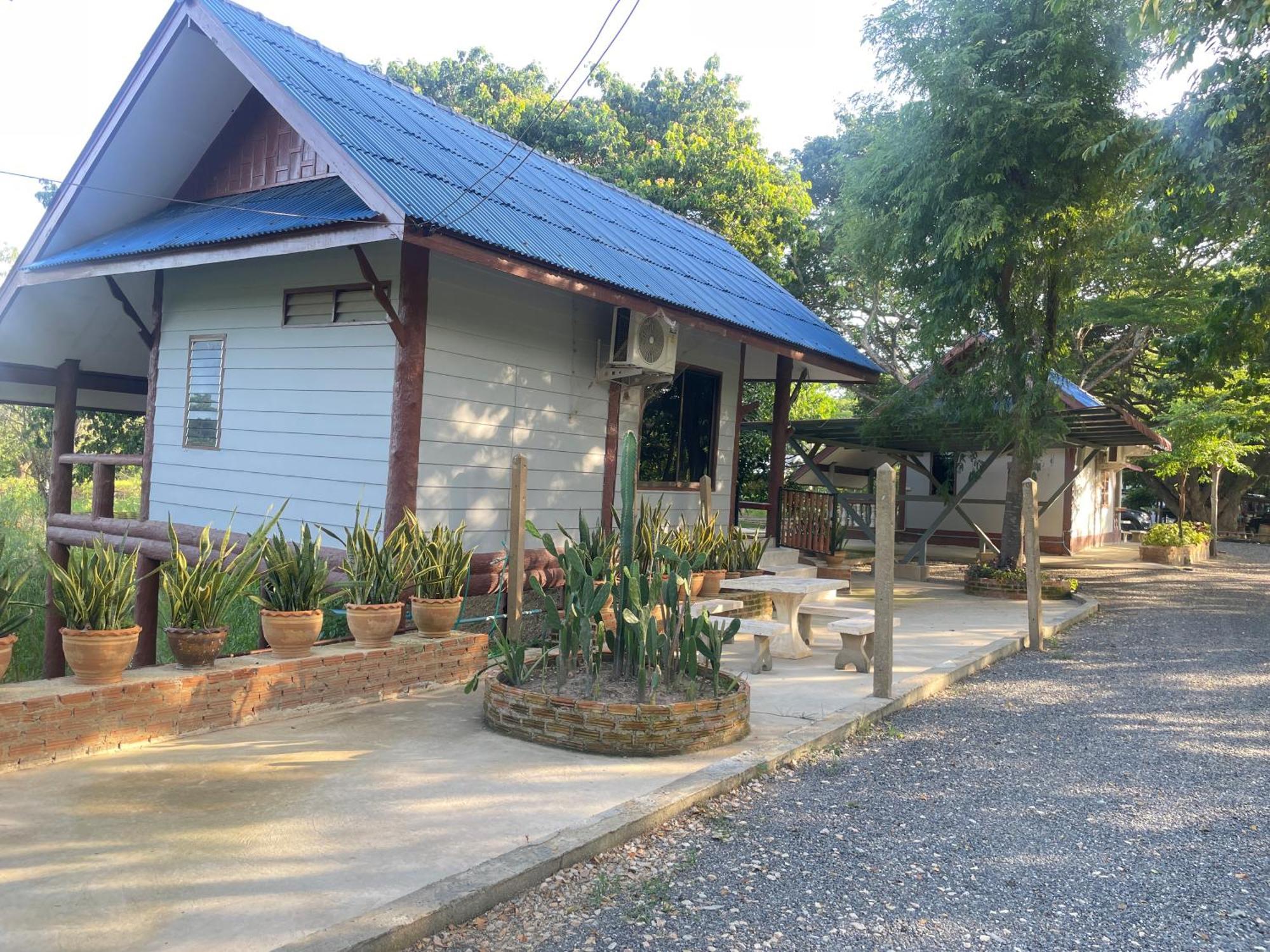 Rain Tree Cafe & Homestay Uthai Thani