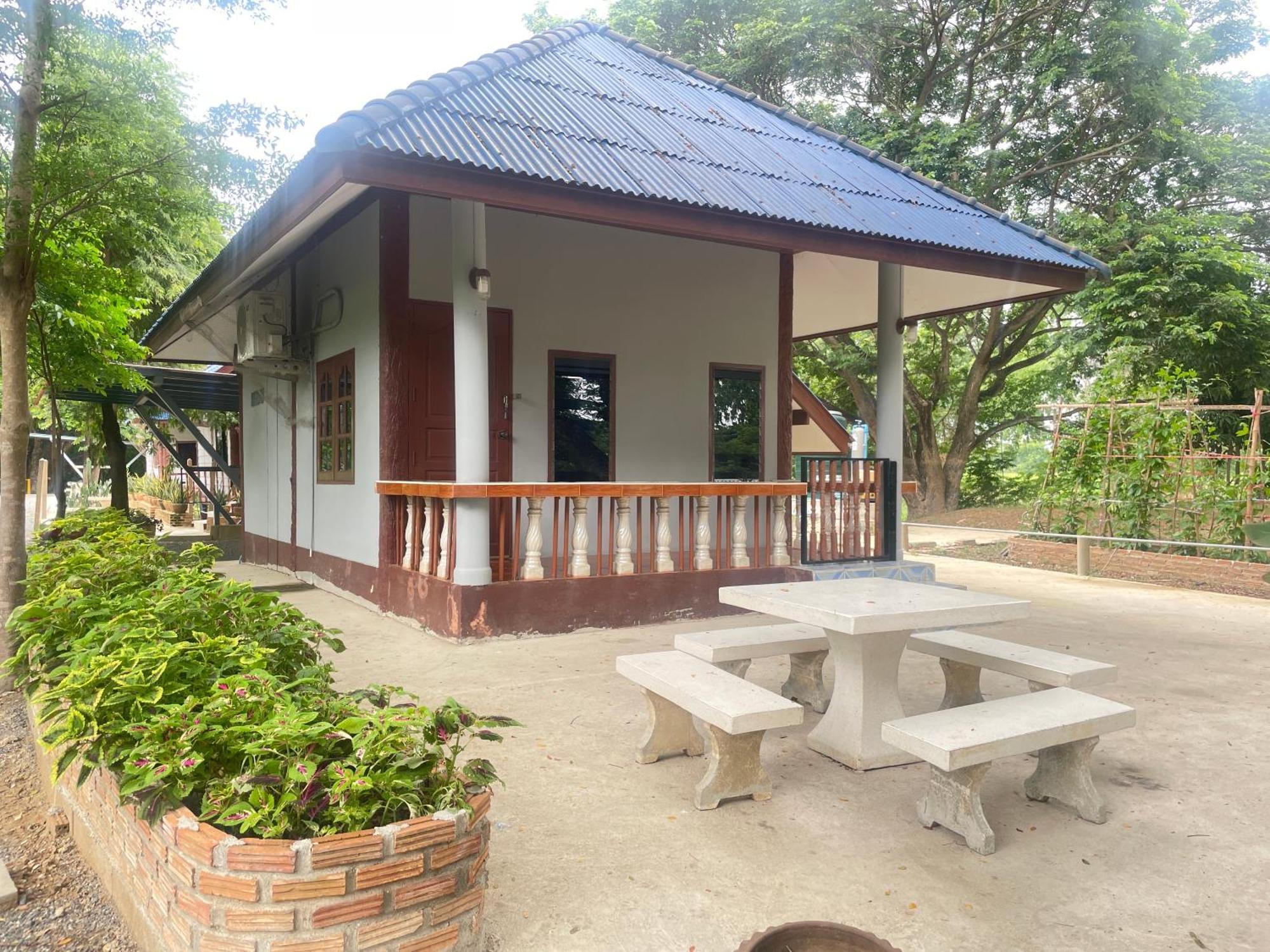 Rain Tree Cafe & * Uthai Thani