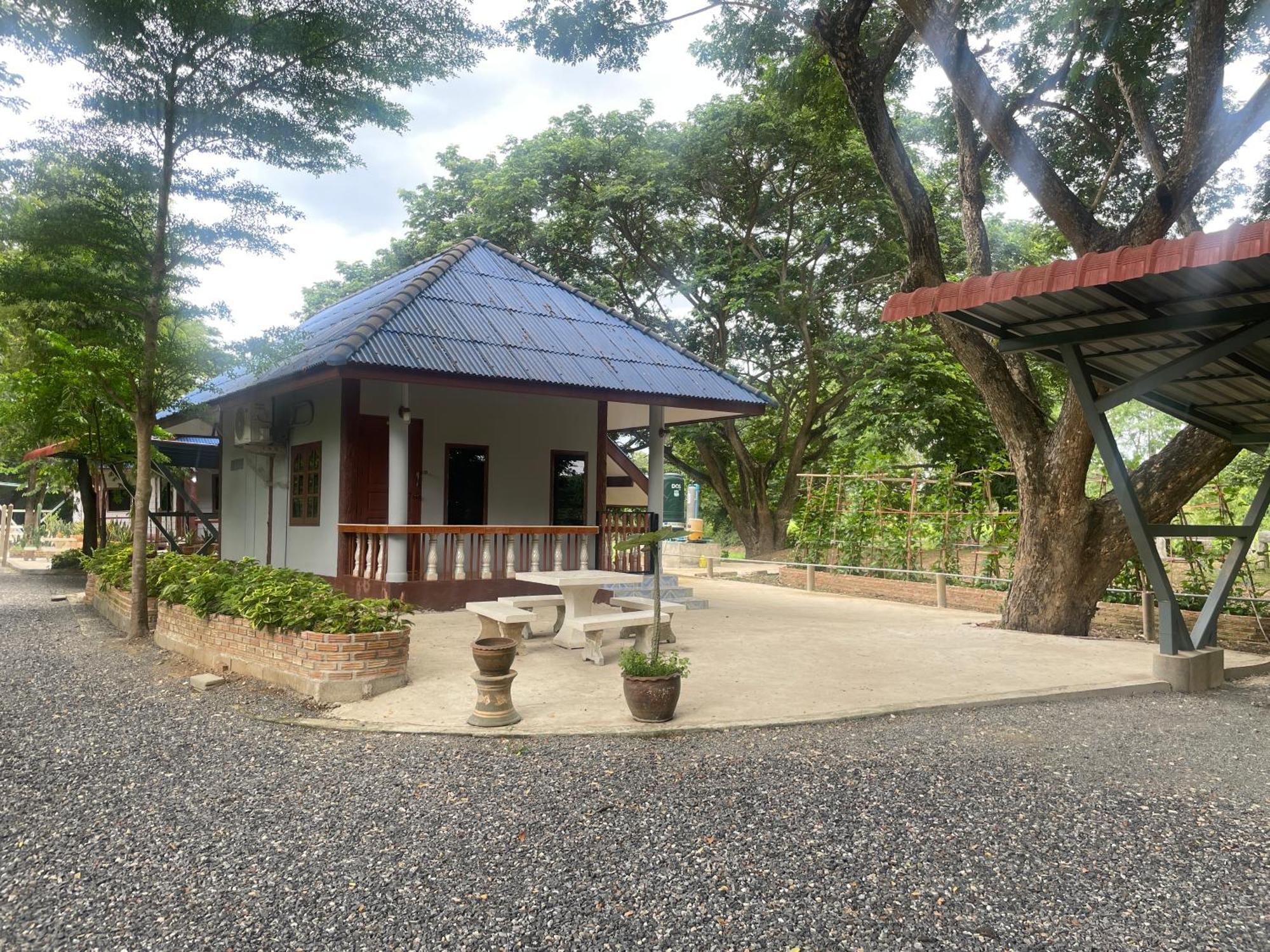 Homestay Rain Tree Cafe & Uthai Thani
